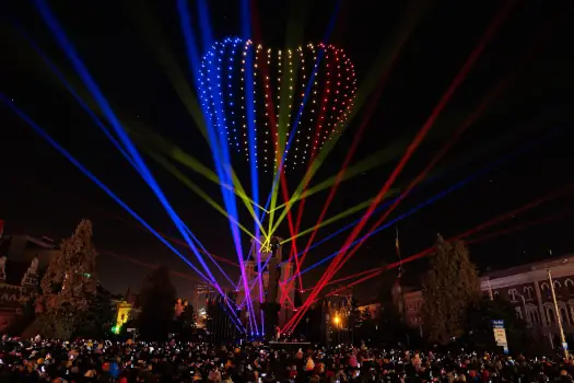 Cluj-Napoca se luminează de Ziua Națională a României: instalații multimedia, muzică și magie urbană