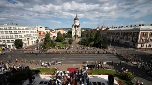Istoria prinde viață în centrul Clujului: ceremonie militară și uniforme din mai multe epoci, în Piața Avram Iancu